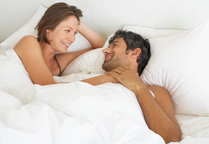 мъж и жена в легло